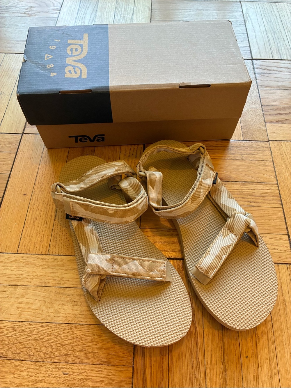 NWT Teva Women’s Universal Sandals Beige Tan Geometric Deisgn